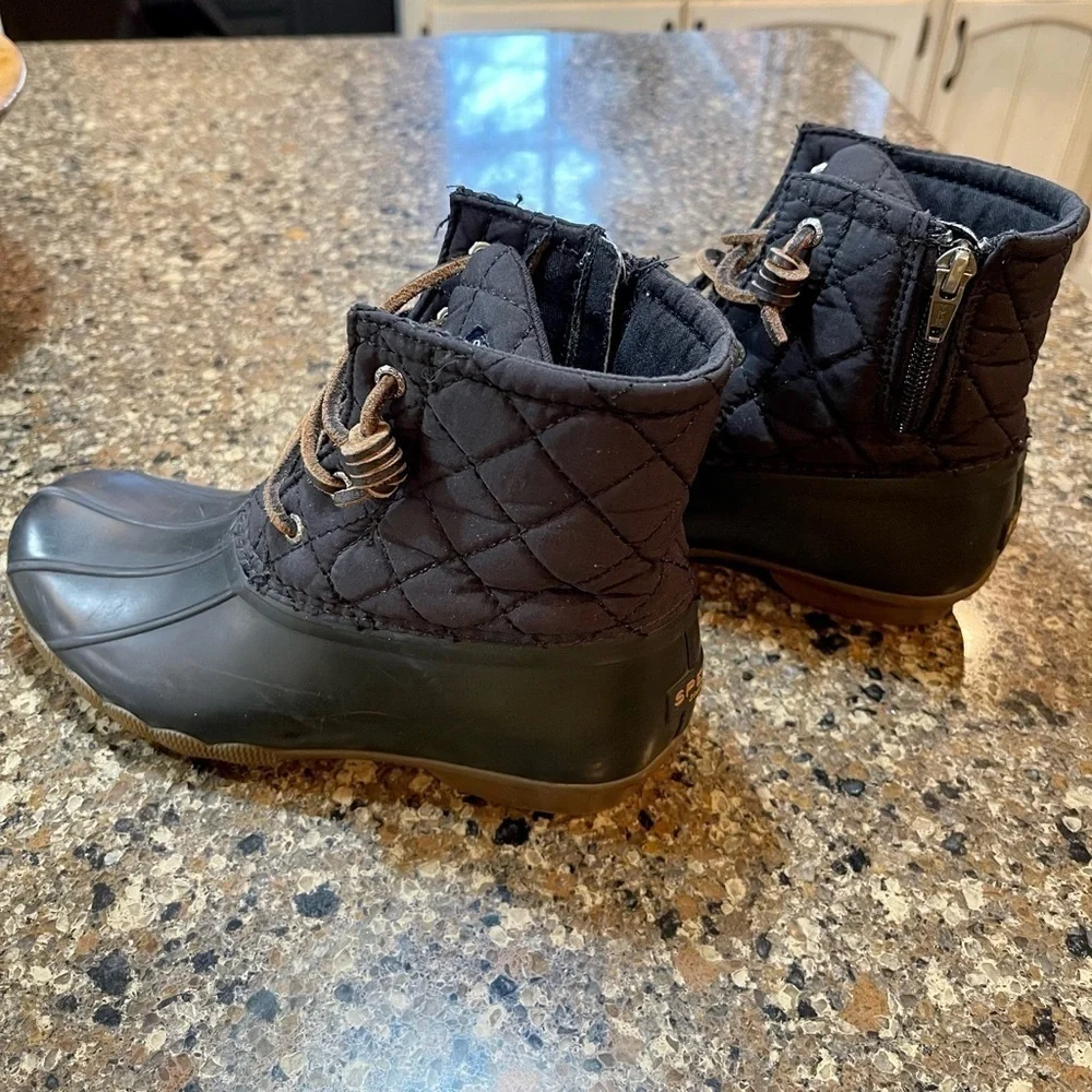 SPERRY BOOTS. BIG KIDS SALTWATER NYLON QUILT DUCK BOOTS FOR GIRLS, SIZE 3M.